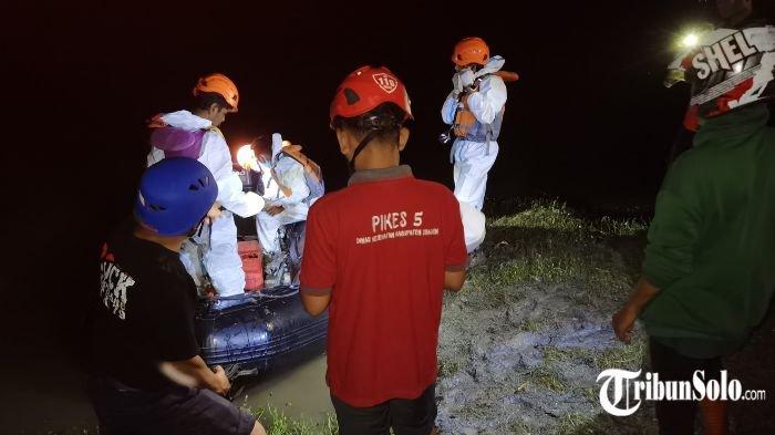 Proses evakuasi jenazah pria yang ditemukan mengambang di Sungai Bengawan Solo, Jum'at (24/1/2025)