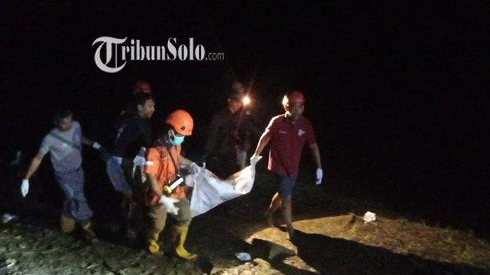 Proses evakuasi jenazah pria yang ditemukan mengambang di Sungai Bengawan Solo, Jum'at (24/1/2025) malam.