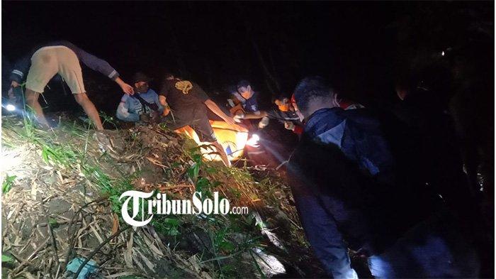 Proses evakuasi korban di sebuah sungai di Dukuh Randurejo, Desa Kragilan, Kecamatan Mojosongo, Sabtu (11/1/2025)