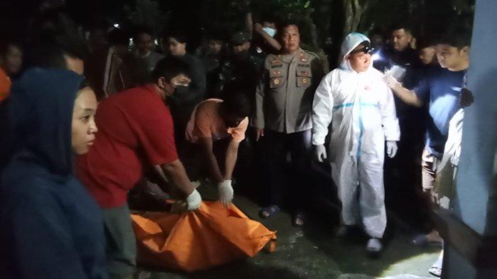 TEMUAN MAYAT - Proses evakuasi mayat laki-laki yang ditemukan di kebun warga Dusun Sawahan, Desa/Kecamatan Karanpandan, Kabupaten Karanganyar, Selasa (1/7/2025) malam. Identitas mayat itu bernama Mulyono (69) warga Dusun Sawahan, Desa/Kecamatan Karanpandan, Kabupaten Karanganyar.