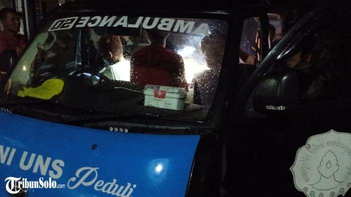TEMUAN MAYAT : Proses evakuasi mayat yang ditemukan di aliran sungai perumahan Jeruksawit Permai, Desa Jeruksawit, Kecamatan Gondangrejo, Kabupaten Karanganyar, Kamis (6/3/2025). Mayat itu ditemukan di aliran kali yang terletak di sebelah barat blok perumahan perumahan tersebut.