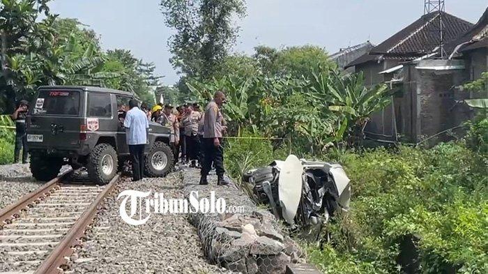 MOBIL TERTABRAK KERETA. Proses Evakuasi mobil Sigra warna putih usai tertabrak kereta api Batara Kresna dari arah Wonogiri ke Solo di perlintasan kereta api depan Terminal Sukoharjo, Rabu (26/3/2025) sekira pukul 08.45 WIB. Dalam Kejadian ini dari info yang dihimpun Tribun Solo 4 orang meninggal dunia, mereka adalah rombongan yang mudik dari Jakarta ke Sukoharjo. Tribun Solo/ Anang Maruf