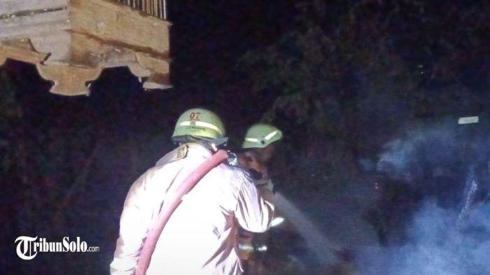 PROSES PEMADAMAN - Proses pemadaman dapur dan kandang sapi milik warga Sunggingan, Kecamatan Miri, Kabupaten Sragen, Rabu (30/7/2025) tengah malam. Kebakaran tersebut menyebabkan dapur dan kandang sapi mengalami kerusakan berat.
