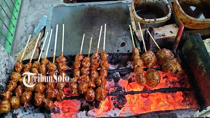 Proses pembakaran bakso bakar Lik Thohir di pinggir jalan Canden-Waduk Cengklik, tepatnya di Dukuh Kiringan, Canden, Sambi, Boyolali, Selasa (1/3/2022).