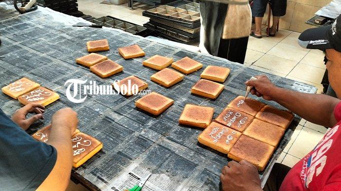 Proses pembuatan Roti Widoro yang sudah eksis sejak tahun 1922, Sabtu (1/7/2023).