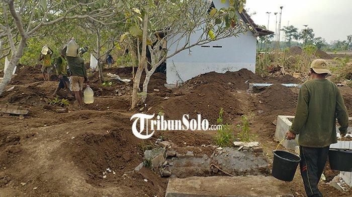Proses pemindahan makam di Desa Brangkal, Kecamatan Karanganom, Kabupaten Klaten.