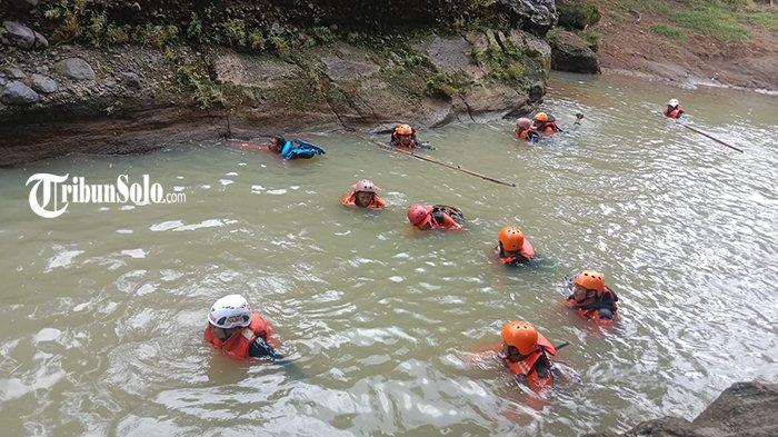 PEMUDA HILANG DITEMUKAN - Proses pencarian pemuda yang hilang di Sungai Bonggo, Desa Mojorejo, Kecamatan Karangmalang, Kabupaten Sragen, Senin (17/3/2025). Jenazah korban ditemukan di cekungan sungai, atau disebut dengan Kedung Ngantru di kedalaman 9 meter dengan kondisi terjepit batu padas.