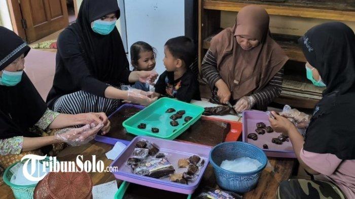 Proses pembungkusan Jenang ayu Bu Sono, di Desa Pacing, Kecamatan Wedi, Kabupaten Klaten - Rabu (29/1/2025).