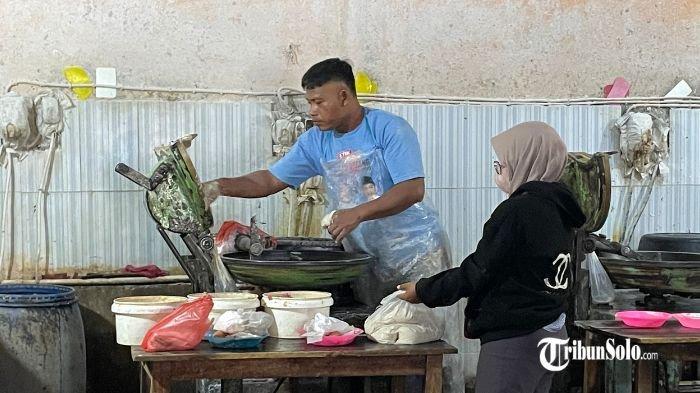 SEPI - Proses penggilingan daging di Pasar Ir Soekarno, Kabupaten Sukoharjo, Senin (9/6/2025). Pemilik kios jasa penggilingan daging di Pasar Ir Soekarno, Sukoharjo, mengeluhkan minimnya pendapatan selama masa Idul Adha tahun ini.