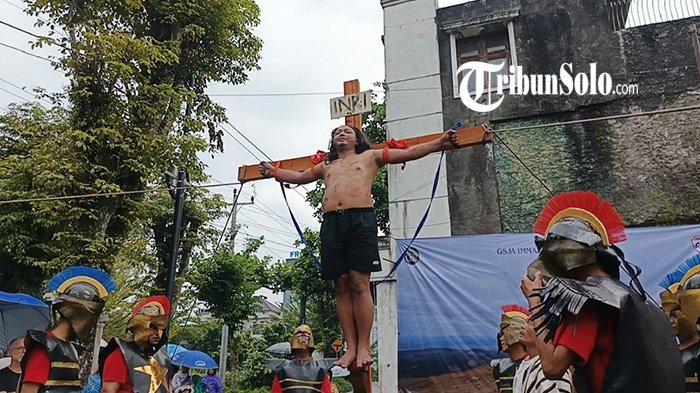 JALAN SALIB. Prosesi jalan salib di GSJA Boyolali, Jumat (18/4/2025). Ditengah guyuran  gerimis, Prosesi Jalan Salib Jumat Agung digelar Gereja Sidang Jemaat Allah (GSJA) Imanuel Boyolali, berlangsung khidmat Jumat (18/4/2025).