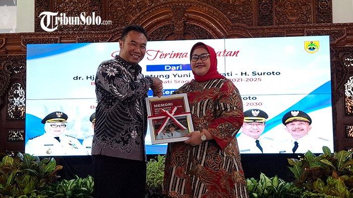 SERTIJAB SIGIT PAMUNGKAS. Prosesi serah terima jabatan dari Kusdinar Untung Yuni Sukowati kepada Sigit Pamungkas sebagai Bupati Sragen, Jumat (21/2/2025). Sigit mendapatkan tiga pesan dari mantan Bupati Sragen Yuni