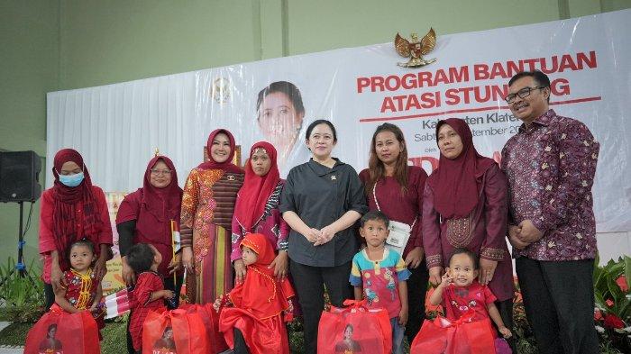 Ketua DPR RI; Puan Maharani didampingi Bupati Klaten;  Sri Mulyani dan Kepala BKKBN; Hasto Wardoyo secara simbolis menyerahkan bantuan kepada sejumlah warga penerima di Desa Jonggrangan, Klaten Selatan, Sabtu (2/9/2023).