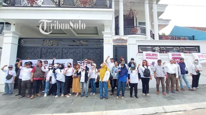 PROTES. Puluhan nasabah mendatangi rumah ketua BLN Pusat di Salatiga, Kamis (3/7/2025). Ini termasuk anggota dari Solo Raya.