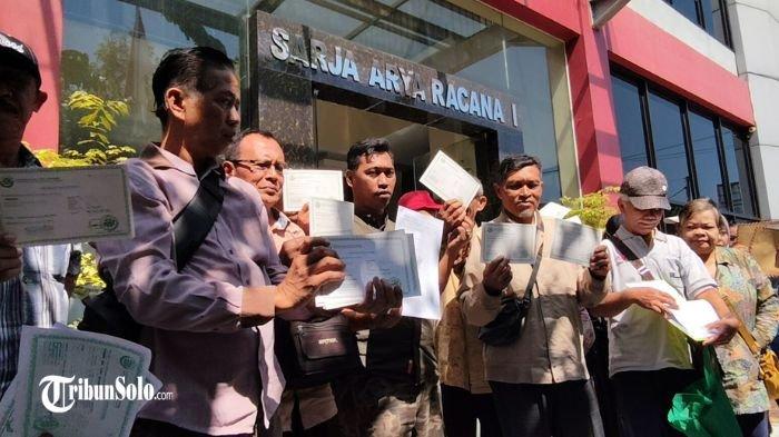 DATANGI KANTOR POLISI - Puluhan orang yang merupakan nasabah dari Koperasi Bahana Lintas Nusantara (BLN) menggeruduk Kantor Polisi Resor (Polres) Karanganyar dan melaporkan pemilik koperasi BLN Nicholas Nyoto Prasetyo alias Nico, Rabu (9/7/2025) pagi, Rabu (9/7/2025). Ada 60 orang yang merupakan nasabah BLN asal Kabupaten Karanganyar yang melaporkan pemilik BLN ke Polres Karanganyar.