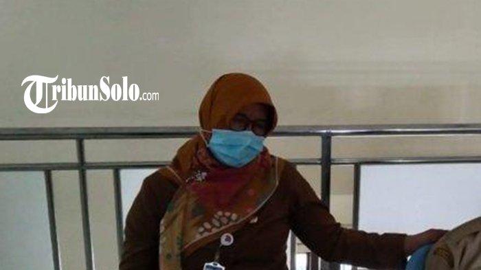 JATUH SAKIT. Kepala Dinas Kesehatan Kabupaten Karanganyar Purwati. Dia mendadak sakit saat akan diperiksa terkait kasus dugaan korupsi alat kesehatan (alkes) Puskesmas dan Posyandu.