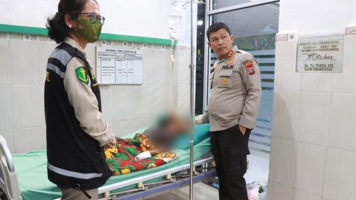 Kapolres Simalungun AKBP Ronald FC Sipayung membawa R, bocah yang disetrika tantenya, ke RS Tentara Pematangsiantar, Jumat (610/2023).