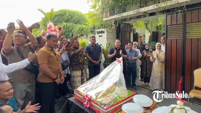 RAYAKAN ULTAH - Tumpeng yang dibawa warga untuk merayakan ulang tahun Presiden ke-7 RI Joko Widodo (Jokowi) di depan kediamannya, Sumber, Solo, Sabtu (21/6/2025). Pada tanggal 21 Juni ini, Jokowi merayakan ulang tahunnya yang ke-64. Jokowi merayakan ulang tahun dengan cara sederhana yakni menggelar syukuran tumpeng bersama keluarga dan masyarakat yang datang ke kediamannya.
