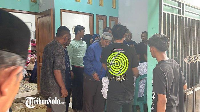 RUMAH DUKA - Suasana rumah duka TDA (20), warga Desa Langenharjo, Kecamatan Grogol, Kabupaten Sukoharjo, Kamis (15/5/2025). TDA ditemukan dalam kondisi mengenaskan di selatan Alfamart Gedangan, Kecamatan Grogol, Kamis (15/5/2025) dini hari. Korban ditemukan dalam kondisi lemas dan bersimbah darah, dengan luka parah di bagian leher.