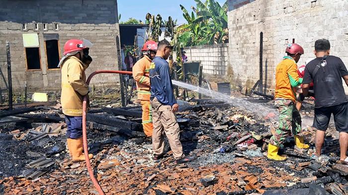 RUMAH LUDES TERBAKAR - Rumah warga Desa Taraman, Sragen terbakar hebat