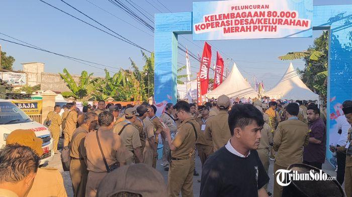 KADES BERDATANGAN - Sejumlah kepala desa dari seluruh Jawa Tengah mulai berdatangan ke Desa Bentangan, Kecamatan Wonosari, Kabupaten Klaten, untuk menghadiri acara peresmian Koperasi Merah Putih, Senin (21/7/2025). Muncul kekecewaan terhadap pelaksanaan peresmian Koperasi Merah Putih di Desa Bentangan, Kecamatan Wonosari, Kabupaten Klaten.