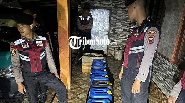 Ratusan liter miras jenis ciu diamankan oleh polisi dari rumah Ketua RT di Desa Tlogorandu, Kecamatan Juwiring, Kabupaten Klaten.