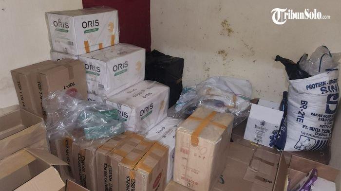 ROKOK ILEGAL : Ratusan ribu batang rokok ilegal siap jual ditemukan di Gudang Desa Kragan, Kecamatan Gondangrejo, Kabupaten Karanganyar, Jum'at (7/3/2025). Ratusan ribu ribu rokok ilegal itu berawal diketahui dari informasi masyarakat yang diterima Bea Cukai Surakarta.