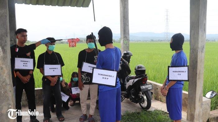 JADI TERSANGKA : Rekonstruksi dan lokasi penemuan jasad di Aliran Irigasi Dukuh Tegalmulyo Desa Dalangan Tawangsari, Sukoharjo, Rabu (19/2/2025). Dua orang yang awalnya jadi saksi, ditetapkan sebagai tersangka dalam kasus penemuan jasad pria di saluran irigasi Tawangsari tersebut.