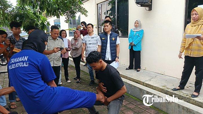 REKONSTRUKSI TENDANGAN MAUT - Rekonstruksi kasus penganiayaan remaja di Karanggede, Boyolali saat latihan silat, di Halaman Satreskrim Polres Boyolali, Selasa (27/5/2025). Tendangan maut senior perguruan silat itu membuat Muhamad Prana Saputra (17) kehilangan nyawa. Dua kali tendangan keras itu kembali diperagakan kedua tersangka di Mapolres Boyolali, Selasa (27/5/2025).