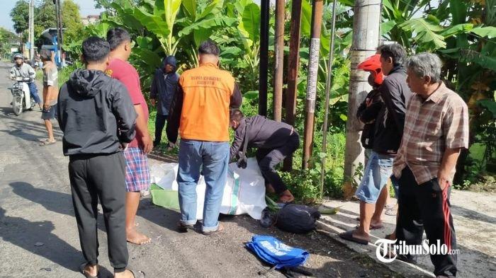 KECELAKAAN MAUT : Relawan Kebakkramat mengevakuasi korban kecelakaan lalu lintas di jalan Desa Macanan, Kecamatan Kebakkramat, Kabupaten Karanganyar, Kamis (20/3/2025). Kecelakaan tersebut menyebabkan satu orang meningal dunia.