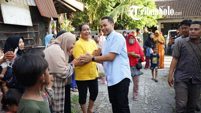 Respati Ardi, calon Walikota Solo nomer urut 2, terus berjumpa dan memanfaatkan waktu bertemu masyarakat Kota Solo. Kali ini di acara ‘Jalan-jalan Pasti Sehat’ di Kelurahan Mojo, Pasar Kliwon, Solo, Minggu (29/9/2024).