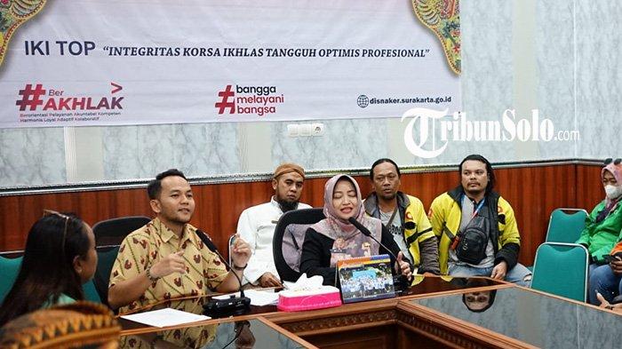ADUAN THR - Audiensi Wali Kota Solo Respati Ardi dengan para pengemudi ojek online di Kantor Dinas Ketenagakerjaan, pada Kamis (27/3/2025). Dinas Ketenagakerjaan Kota Solo menerima 23 aduan mengenai masalah Tunjangan Hari Raya (THR) dari buruh hingga pengemudi ojek online.