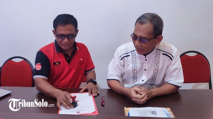 Respati Setyo Saputro, warga Bekasi kelahiran Sragen (kanan) mengembalikan formulir pendaftaran penjaringan bakal cabup-cawabup di DPC PDIP Sragen, Senin (20/5/2024).
