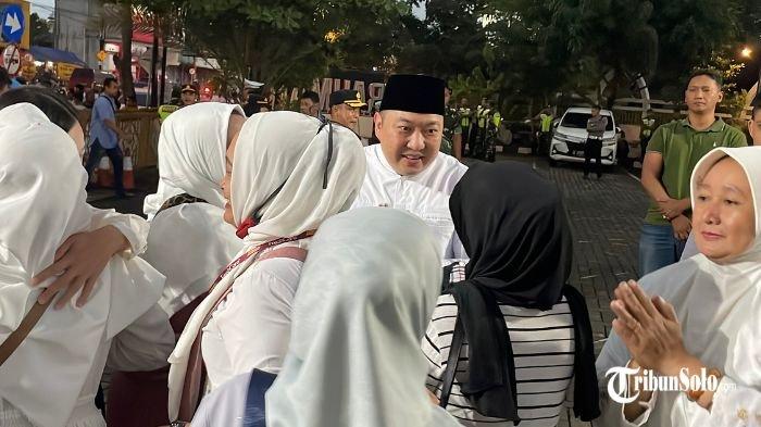 BUKA BERSAMA : Ribuan eks karyawan perusahaan tekstil terbesar di Sukoharjo PT Sritex menggelar acara buka bersama di Masjid Agung Baiturrahmah, Sabtu (8/3/2025). Mereka yang kini menyebut diri sebagai Alumni Sritex berkumpul untuk melepas rindu dengan rekan-rekan sejawatnya.