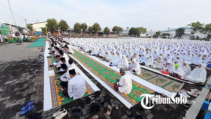 BURUH TERANCAM PHK. Ribuan karyawan PT Sri Rejeki Isman Tbk (Sritex) salat istighosah dan doa bersama di halaman pabrik PT Sritex Sukoharjo, Jumat (1/11/2024) lalu. Sebanyak 6.660 buruh PT Sritex Sukoharjo terancam PHK massal setelah rumor terbitnya surat PHK.