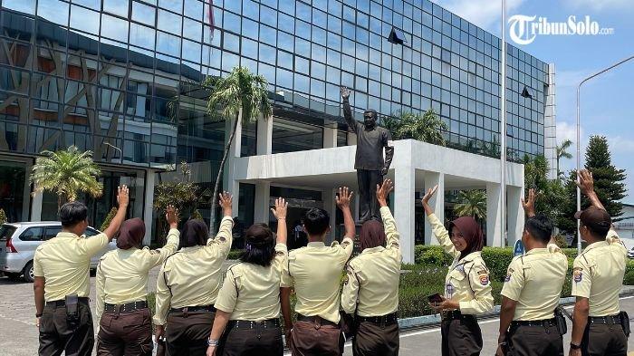 KENA PHK : Ribuan karyawan atau buruh di PT Sri Rejeki Isman Tbk (Sritex) Sukoharjo mulai meninggalkan pabrik di hari terakhir bekerja, Jumat (28/2/2025). Ribuan karyawan yang terdampak pemutusan hubungan kerja (PHK).