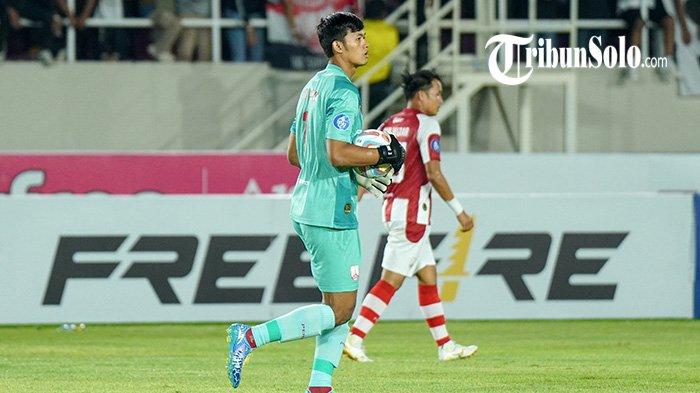 Penampilan kiper Muhammad Riyandi saat laga Persis Solo vs PSIS Semarang di Stadion Manahan, Solo, Sabtu (16/9/2023).