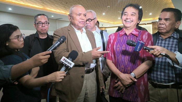 DATANGI BARESKRIM - Pakar Telematika Roy Suryo (kanan) saat mendatangi Bareskrim Polri di Jakarta, untuk membuat laporan soal dugaan pelanggaran pemilu, Senin (4/3/2024).