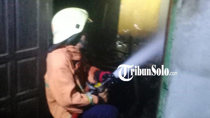 PEMADAMAN. Rumah seorang ODGJ di Desa Puro, Kecamatan Karangmalang, Kabupaten Sragen terbakar, Kamis (27/3/2025) malam. ODGJ tersebut hanya tinggal sendiri.