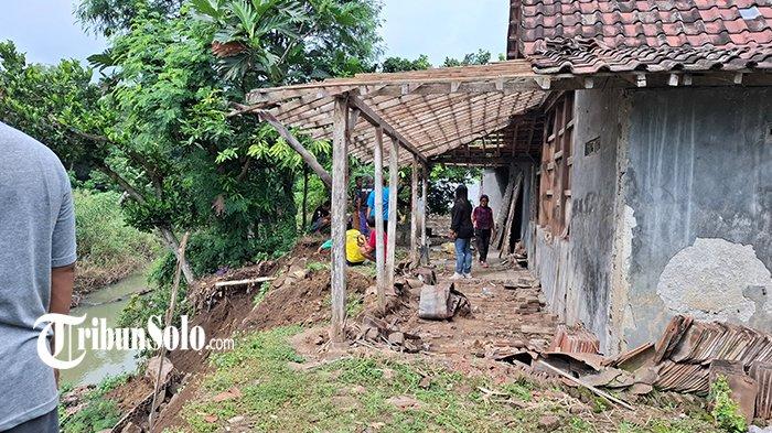 Rumah di Kampung Ngangin, Kelurahan Karangtengah, Kecamatan/Kabupaten Sragen rusak terdampak talut longsor, Senin (27/1/2025).