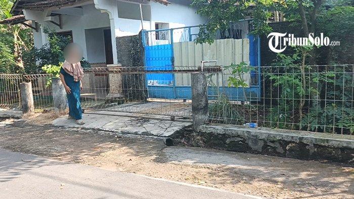 RUMAH PELAKU - Rumah diduga pelaku yang melakukan eksploitasi anak di Desa Mojo, Kecamatan Andong, Kabupaten Boyolali, Senin (14/7/2025). Wargadigegerkan oleh temuan 4 bocah yang diduga disiksa dan dieksploitasi, Minggu (13/7/2025). Kaki mereka dirantai dan tidur di luar ruangan.