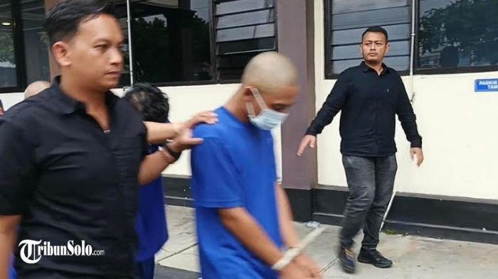 DIBEKUK - SA pelaku pencurian spesialis kantor desa dan sekolahan di Boyolali Utara dibekuk Polres Boyolali, Jumat (9/5/2025). Sementara, satu orang lainnya masih buron.