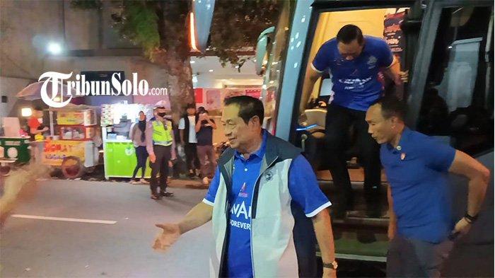 NONTON LANGSUNG. SBY dan AHY saksikan laga babak grup Final Four antara Jakarta LavAni Livin Transmedia vs Jakarta Bhayangkara Presisi di GOR Sritex Arena Solo, Minggu (4/5/2025) malam. LavAni bertanding melawan tim Jakarta Bhayangkara Presisi dimana pertandingan kali ini digelar di GOR Sritex Arena Solo, Minggu (4/5/2025) malam.