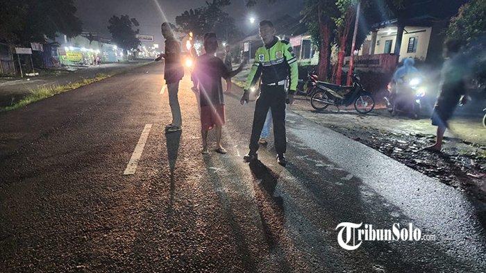 SCOOPY VS JUPITER. Satlantas Polres Karanganyar melakukan olah TKP usai adu banteng Honda Scoopy dengan Yamaha Jupiter di Jalan Solo-Tawangmangu, tepatnya depan Pasar Ngepos, Kelurahan Gayamdompo, Kecamatan/Kabupaten Karanganyar, Rabu (26/2/2025) malam. Satu orang meninggal dunia akibat kecelakaan ini.