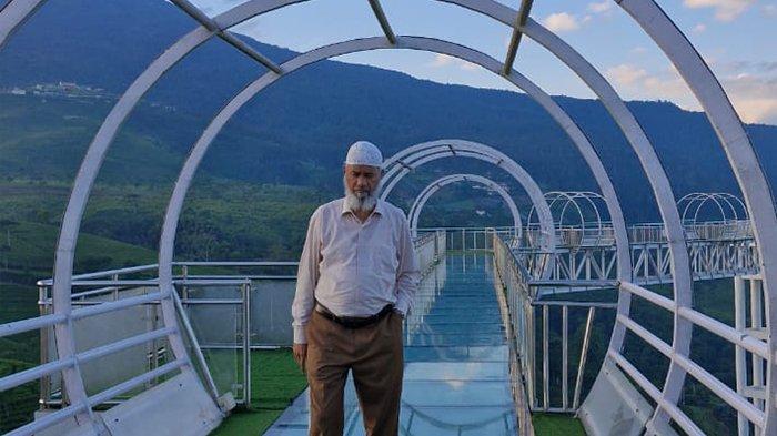 SEDANG PUASA - Penceramah agama Islam asal negara India, Zakir Abdul Karim Naik saat mengunjungi objek wisata Jembatan Kaca Kemuning dan Ngargoyoso Waterfall, Senin (7/7/2025). Dalam kesempatan itu, Zakir Naik tidak kulineran lantaran sedang berpuasa.