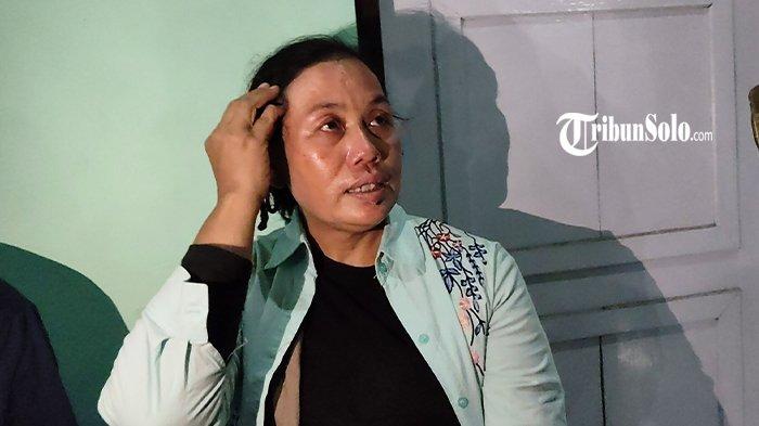 SELAMAT DARI MAUT - Nunuk Nur Triyani (56) warga Kecamatan Padangan, Kabupaten Bojonegoro saat ditemui TribunSolo.com, Sabtu (17/5/2025). Nunuk merupakan salah satu penumpang yang selamat dalam insiden kecelakaan tunggal mobil Isuzu Elf bernopol S 7338 AA di Jalan Tawangmangu-Gondosuli, tepatnya jalur lama di Jembatan Banaran, Desa Gondosuli, Kecamatan Tawangmangu, Kabupaten Karanganyar, Sabtu (17/5/2025) pukul 10.00 WIB.