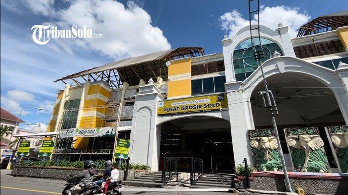 SEPI PENGUNJUNG - Pusat Grosir Solo (PGS) saat dikunjungi TribunSolo.com, Selasa (22/4/2025). Salah satu pedagang batik di Pusat Grosir Solo (PGS), Hendra Fendi berkisah saking ramainya masuk ke PGS dahulu layaknya antre naik kapal. Namun kini setelah menjamurnya e-commerce, pasar sepi bak kuburan.