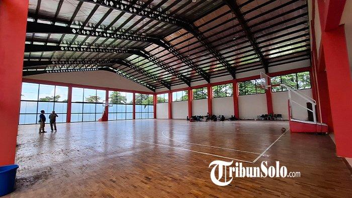 SIDAK DPRD SRAGEN KE HANGGAR BASKET GOR DIPONEGORO. Hanggar basket di kompleks GOR Diponegoro Sragen disidak oleh Komisi IV DPRD Sragen, Jumat (14/2/2025). Meski baru 3 bulan dibangun, sudah ditemukan sejumlah kerusakan.