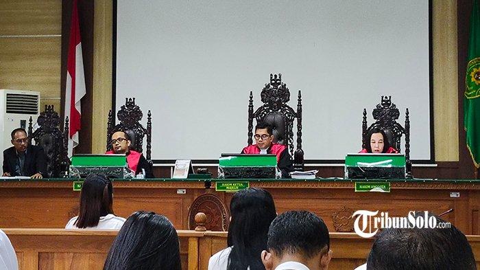 SIDANG VONIS - Sidang vonis atas terdakwa Putri Santi Astuti alias Putri Aquena, di Pengadilan Negeri (PN) Karanganyar, Selasa (27/5/2025). Putri Aquena diputus bersalah atas kasus penipuan dan penggelapan berkedok Arisan dan Investasi Bodong di Solo Raya.