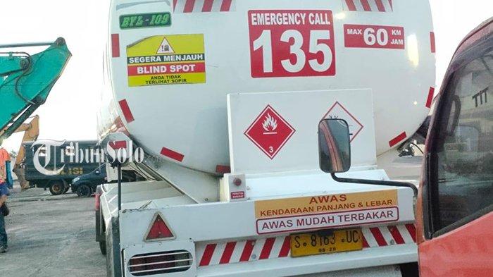 BARANG BUKTI. Mobil Tangki BBM diamankan oleh Polres Klaten untuk pemeriksaan lebih lanjut terkait dugaan Illegal Unloading oleh Awak Mobil Tangki. Ini berkaitan kasus pertalite dioplos air di SPBU Trucuk Klaten.