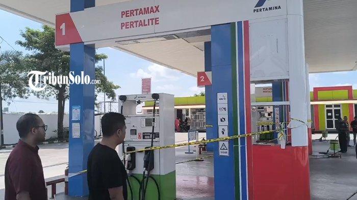 SPBU DISEGEL POLISI - Stasiun pengisian bahan bakar umum (SPBU) di Trucuk, Kabupaten Klaten, disegel polisi, Selasa (8/4/2025). Penyegelan ini diduga terkait kejadian Bahan Bakar Minyak (BBM) jenis Pertalite diduga tercampur air di Desa Wonosari, Kecamatan Trucuk, Kabupaten Klaten.
